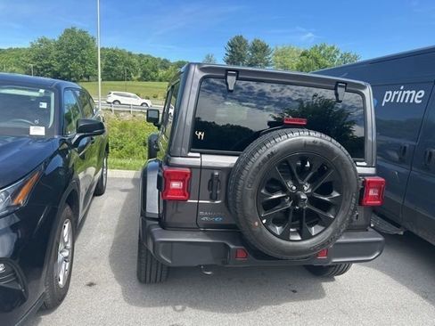 Used 2025 Jeep Wrangler Unlimited Sahara AWD/4WD image 16