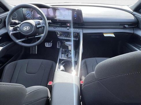 New 2025 Hyundai Elantra SEL image 11