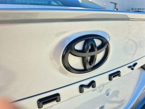 Used 2022 Toyota Camry SE image 12