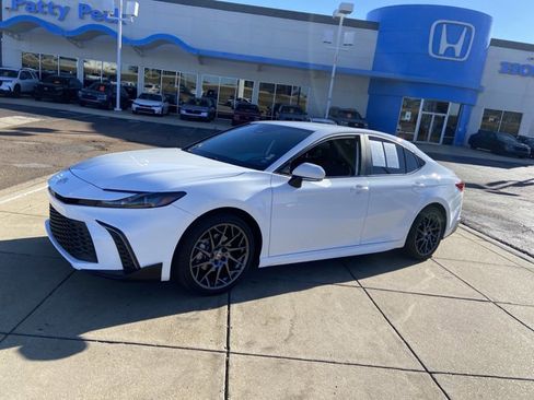 Used 2025 Toyota Camry SE image 5