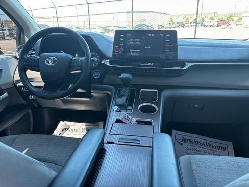 Used 2023 Toyota Sienna LE FWD image 10