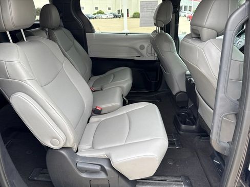 Used 2025 Toyota Sienna XLE FWD image 17