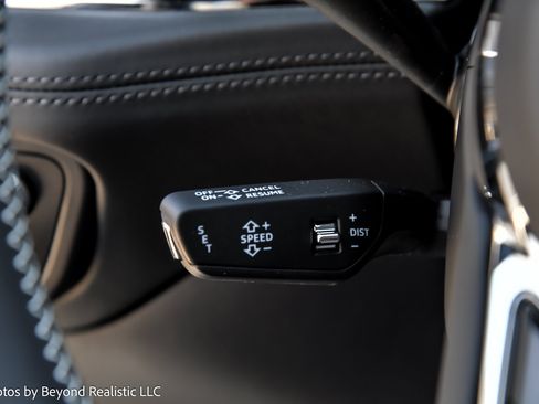 Used 2023 Bentley Bentayga Plug-In Hybrid AWD/4WD image 41