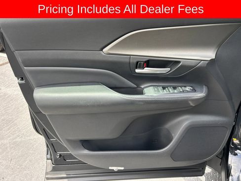 Used 2024 Toyota Grand Highlander AWD image 3