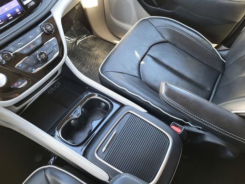 Used 2023 Chrysler Pacifica Limited image 17