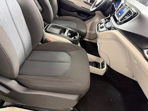 Used 2020 Chrysler Pacifica Touring FWD image 23