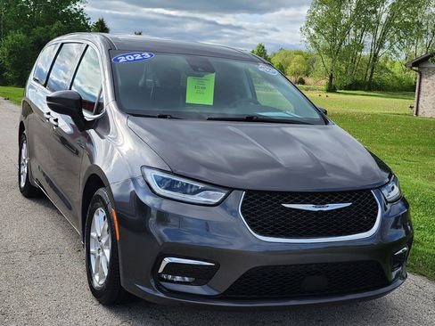 Used 2023 Chrysler Pacifica Touring-L FWD image 5
