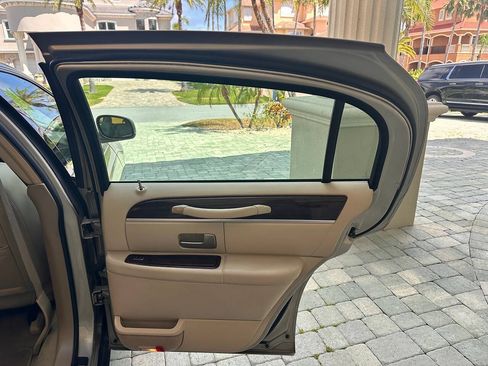 Used 2007 Lincoln Town Car Signature Limited RWD image 74