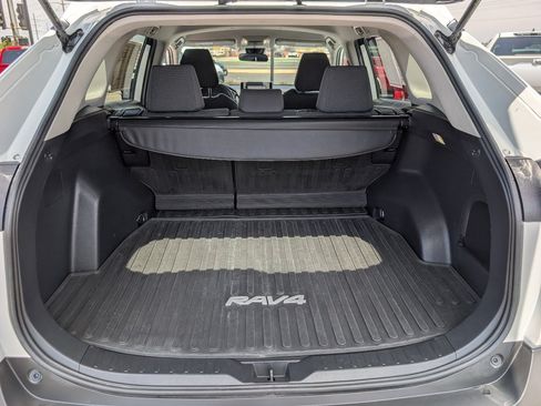 Used 2022 Toyota RAV4 LE AWD/4WD image 9