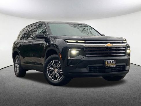 Used 2025 Chevrolet Traverse LT w/ Driver Confidence Package image 2