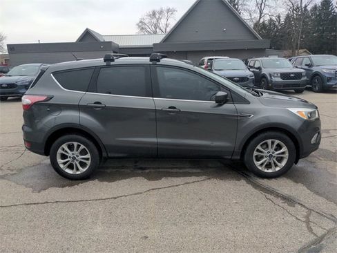 Used 2017 Ford Escape SE image 6