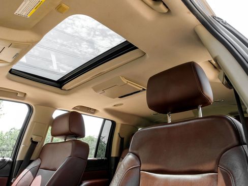 Used 2016 Chevrolet Suburban LTZ RWD image 5