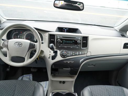 Used 2014 Toyota Sienna SE image 15