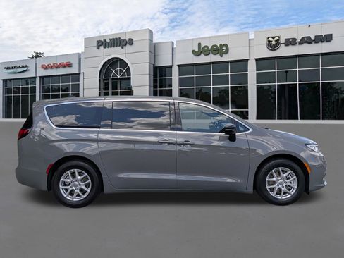 Used 2025 Chrysler Pacifica Select FWD image 2