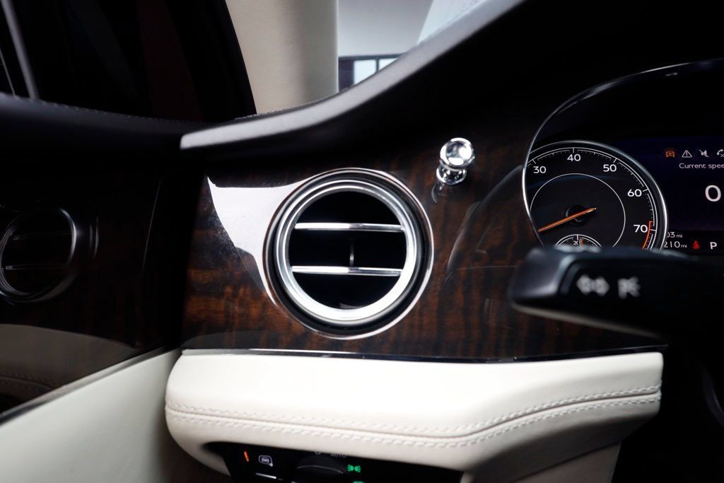 Used 2019 Bentley Bentayga AWD/4WD image 19