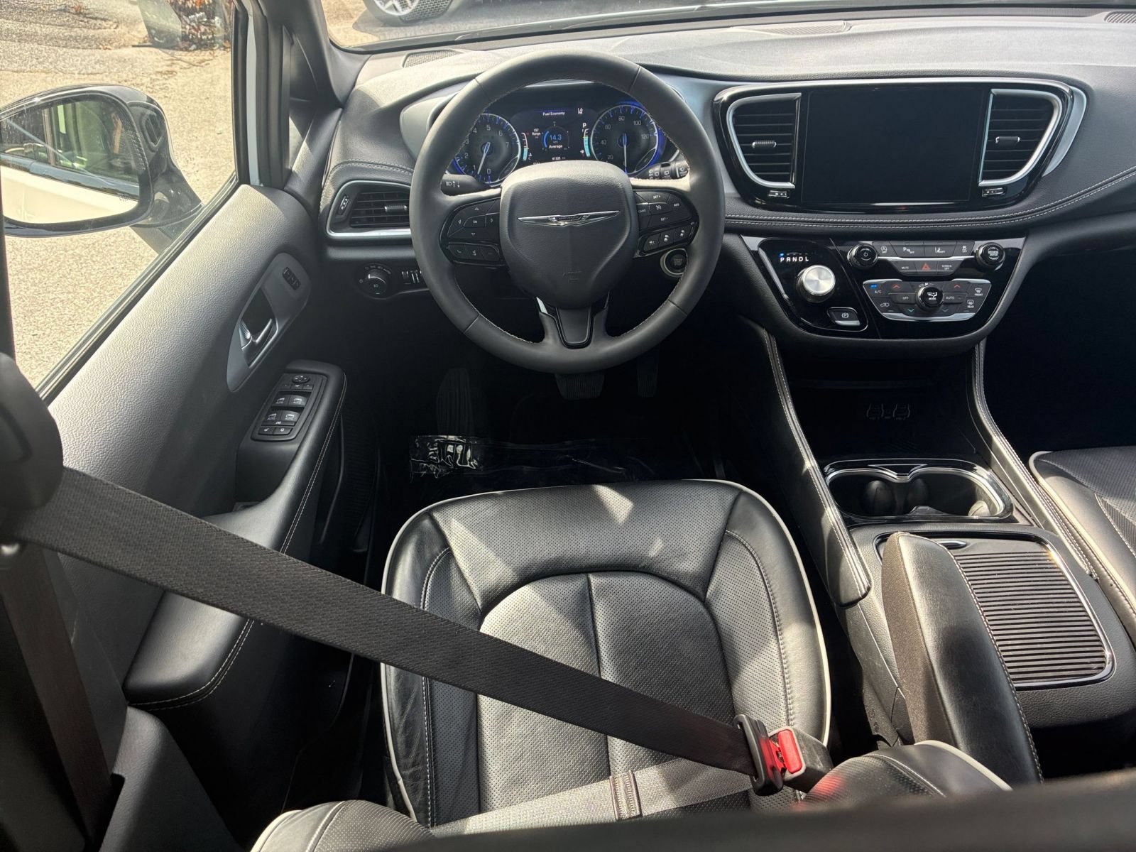 Used 2025 Chrysler Pacifica Limited FWD image 30