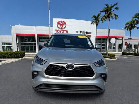 Used 2023 Toyota Highlander XLE FWD image 2