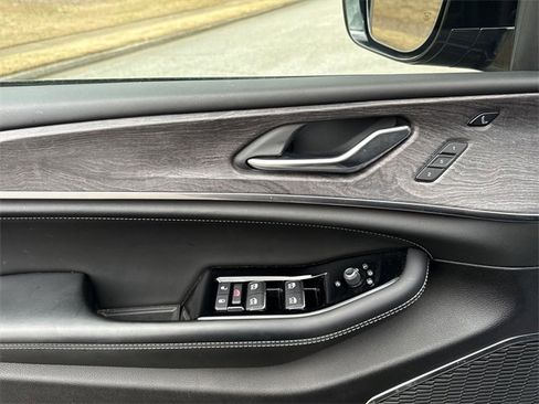 Used 2024 Jeep Grand Cherokee L Overland w/ Advanced Protech Group III image 15