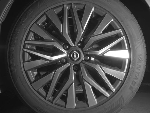 Used 2025 Nissan Altima 2.5 SV FWD image 14