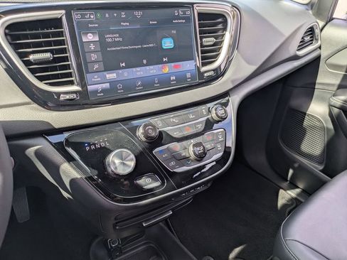Used 2025 Chrysler Pacifica Select image 19