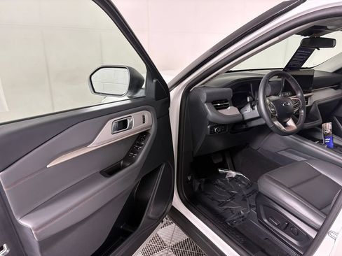 Certified 2025 Ford Explorer Active w/ Active Comfort Package AWD/4WD image 12