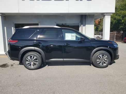 New 2025 Nissan Pathfinder SL w/ Black Appearance Package image 2