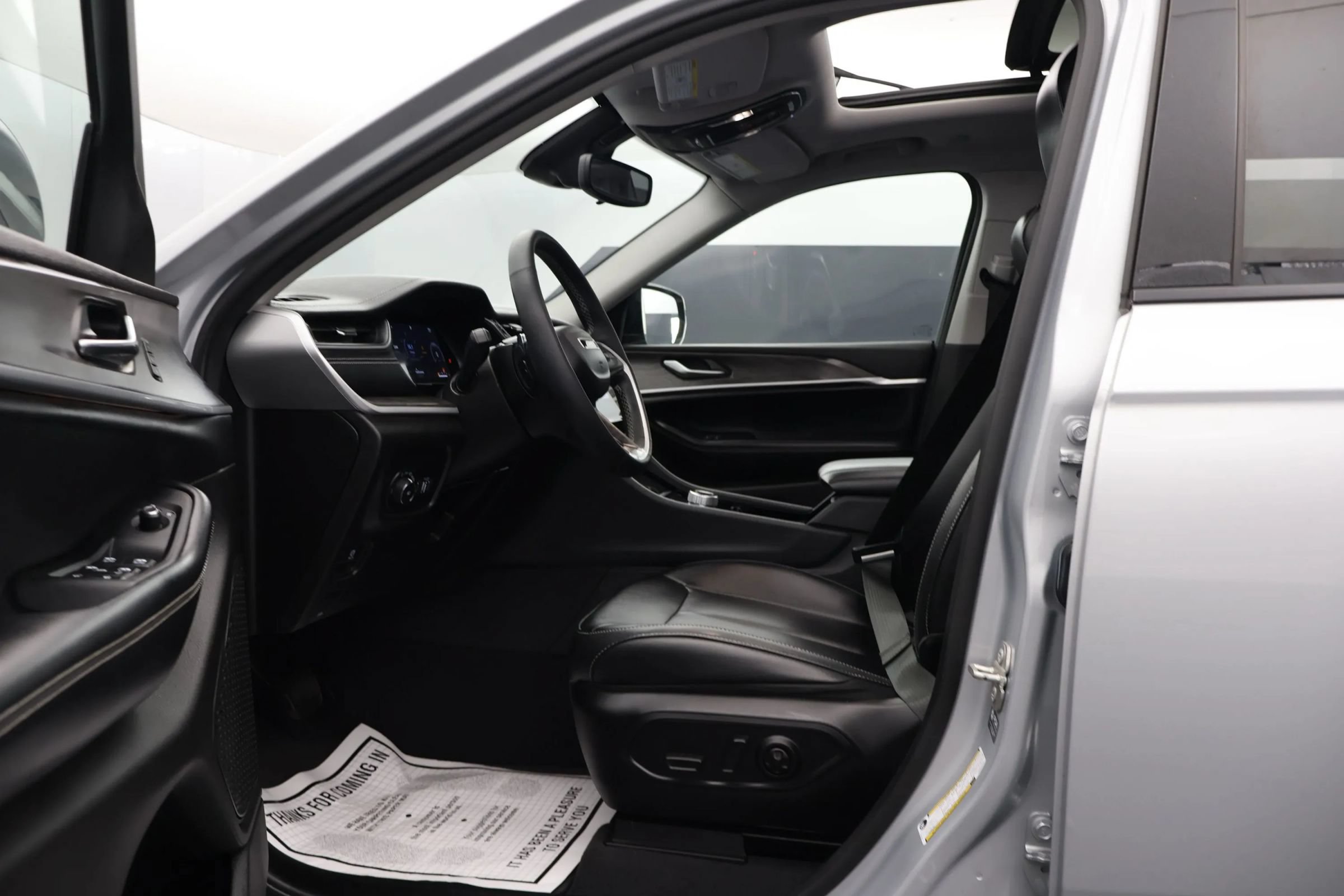 Used 2023 Jeep Grand Cherokee L Limited AWD/4WD image 11