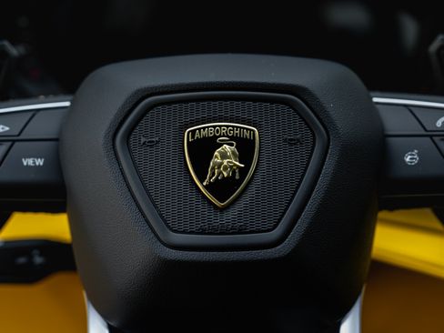 Used 2025 Lamborghini Urus SE AWD/4WD image 49