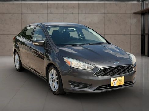 Used 2016 Ford Focus SE FWD image 2