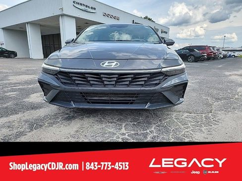 Used 2024 Hyundai Elantra SEL image 3