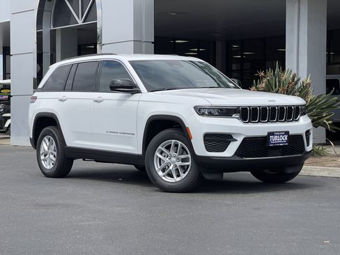 New 2026 Jeep Grand Cherokee Laredo RWD image 2