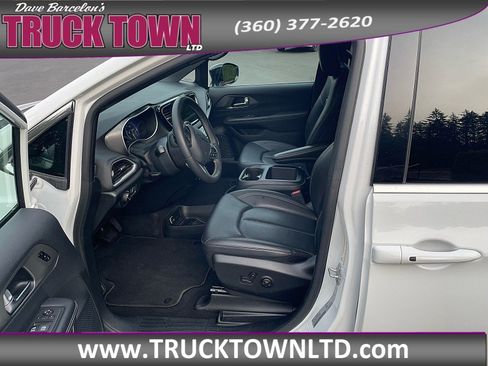 Used 2025 Chrysler Pacifica Select FWD image 9