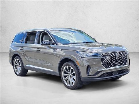Used 2025 Lincoln Aviator Reserve AWD/4WD image 3