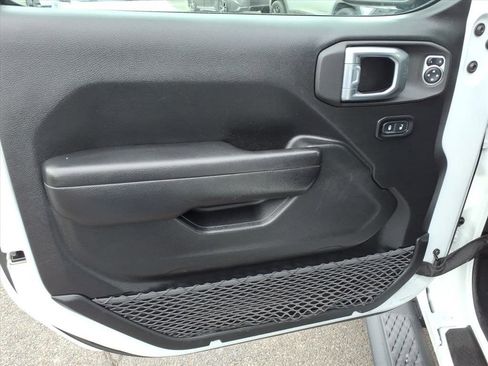 Used 2021 Jeep Gladiator Willys image 20