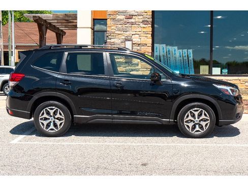 Used 2021 Subaru Forester Premium AWD/4WD image 2
