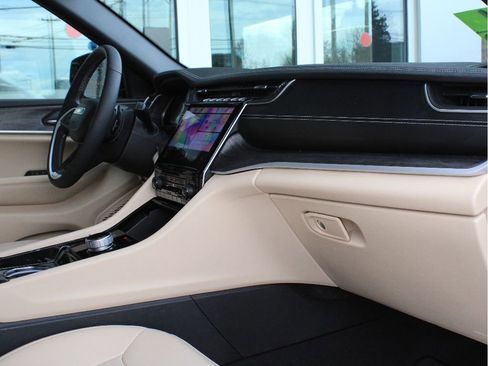 Used 2023 Jeep Grand Cherokee Limited image 25