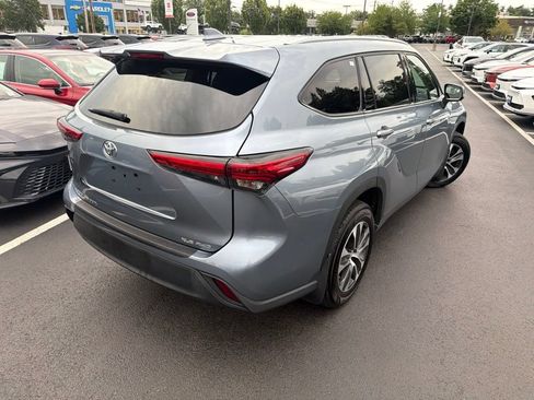Used 2022 Toyota Highlander XLE AWD/4WD image 5