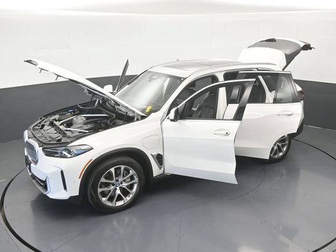 Used 2025 BMW X5 xDrive50e AWD/4WD image 67