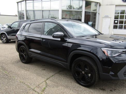 New 2025 Volkswagen Taos SE image 5