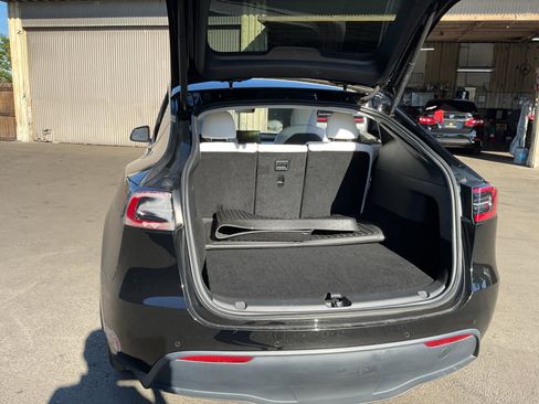 Used 2020 Tesla Model Y Long Range image 24