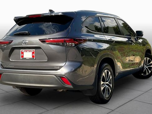 Used 2024 Toyota Highlander XLE FWD image 13