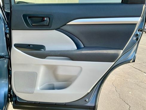Used 2019 Toyota Highlander LE image 25
