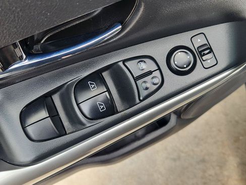 Used 2020 Nissan Kicks SR w/ SR Premium Package FWD image 21