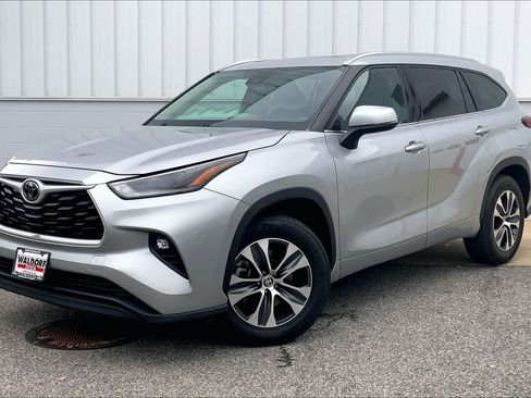 Used 2021 Toyota Highlander XLE FWD image 2