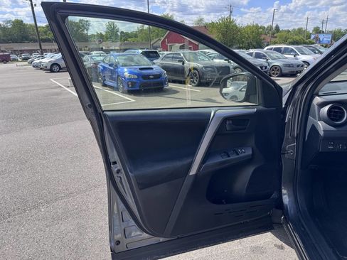 Used 2018 Toyota RAV4 LE FWD image 10
