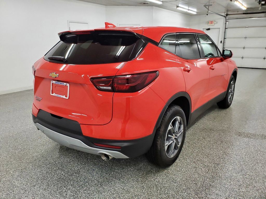 Used 2025 Chevrolet Blazer LT FWD image 4