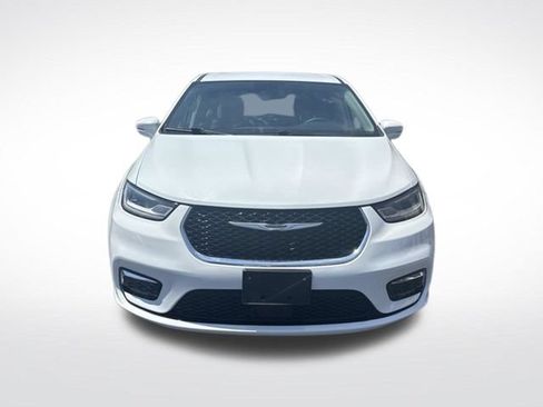 Used 2022 Chrysler Pacifica Touring-L FWD image 2