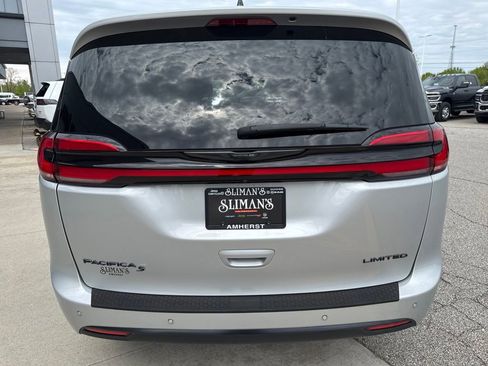 Used 2023 Chrysler Pacifica Limited w/ S Appearance Package FWD image 6
