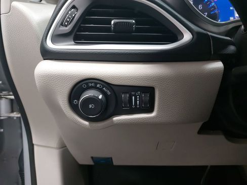 Used 2024 Chrysler Pacifica Touring-L image 28