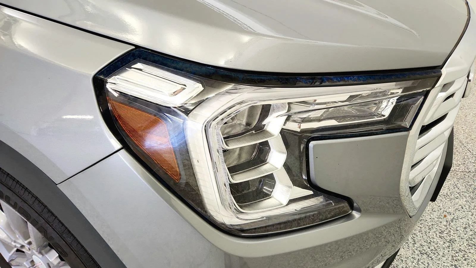 Used 2024 GMC Terrain SLT AWD/4WD image 46